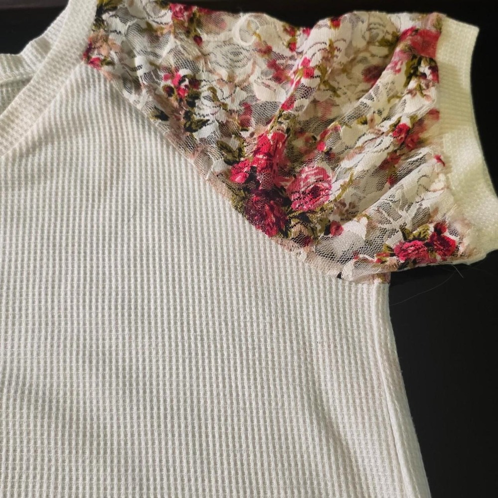 White floral lace trim waffle knit top in a L #lace #waffle
